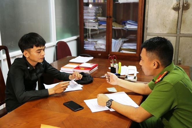 Đức đến Công an TT-Huế đầu thú. Ảnh: báo Tiền phong