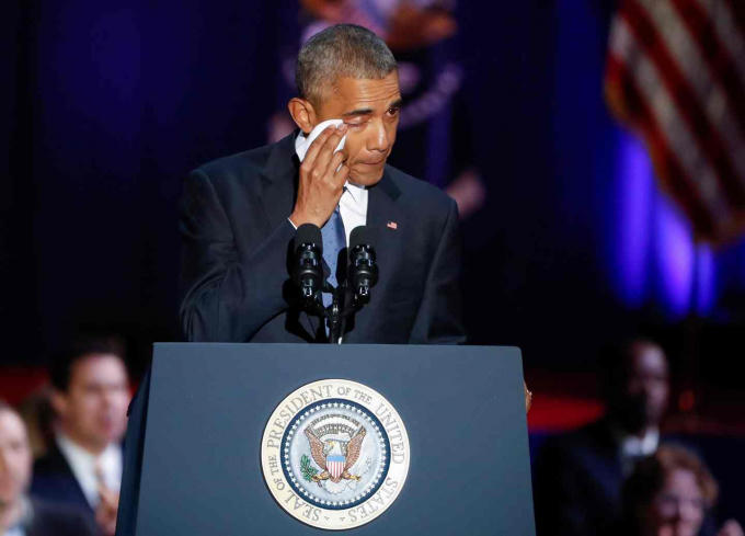 Tổng thống Mỹ Barack Obama lau nước mắt vì xúc động trong buổi phát biểu chia tay tại điện McCormick Place, Chicago. Thay vì ca ngợi chiến thắng bất ngờ Donald Trump, ông Obama khéo léo đề cập tới những mối đe dọa hiện hữu và kêu gọi người Mỹ đoàn kết, tin tưởng vào Đảng Dân Chủ. (Ảnh: EPA)