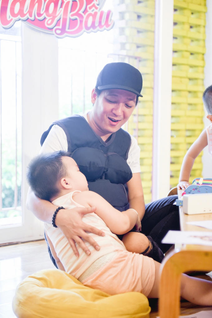 Bật cười với hình ảnh Trấn Thành nằm dài trên sàn nhà sau một ngày mệt mỏi làm thầy giáo