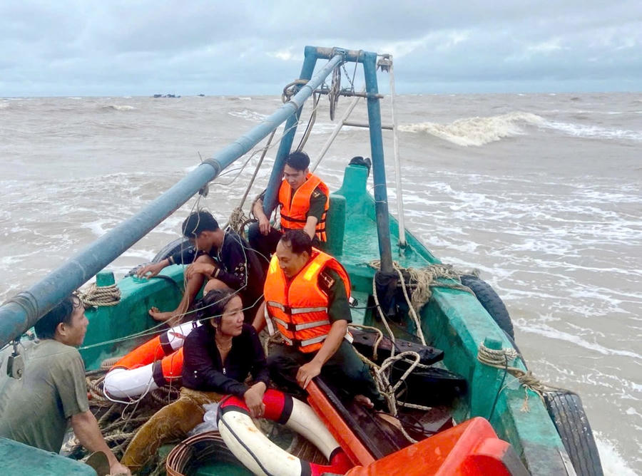 2 ngư dân gặp nạn được cán bộ, chiến sĩ Đồn Biên phòng Khánh Hội cứu vớt an toàn.
