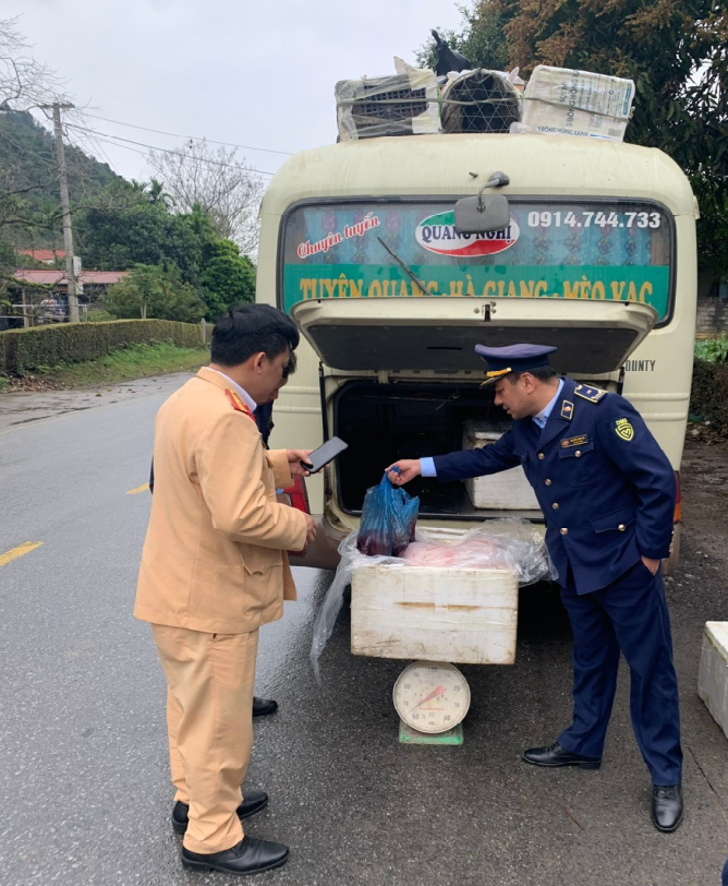 Hơn 120kg thịt lợn không rõ nguồn gốc bị lực lượng chức năng Hà Giang thu giữ khi đang trên đường đi tiêu thụ. Ảnh Cục QLTT tỉnh Hà Giang