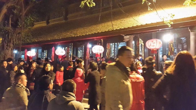 Chùa Hà ở Cầu Giấy HN lúc 3h sáng đêm mồng 1, đây là ngôi chùa cầu duyên được các bạn trẻ đi lễ đông. (ảnh: Minh Long).