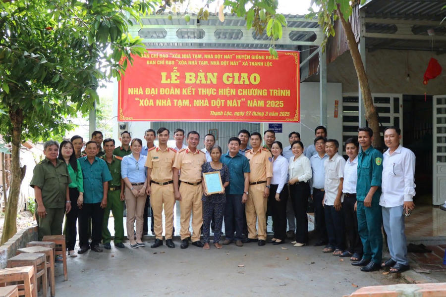Các thành viên Ban Chỉ đạo chụp hình lưu niệm tại buổi lễ bàn giao nhà cho bà Thị Đào