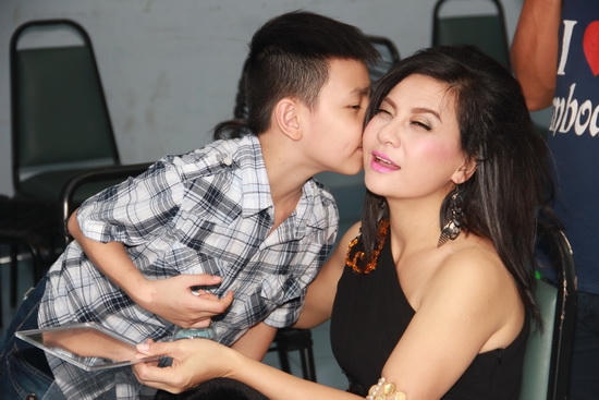 Cát Phượng và con trai.