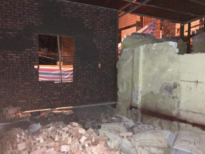 Khu vực 40m2 để làm sân chơi cho cư dân tại chung cư số 438b Trương Định đã bị chủ đầu tư tự ý chiếm dụng sang sửa căn nhà cấp 4 cũ thành nhà cấp 4 mới để trục lợi và xây dựng sai phép so với giấy phép được cấp.