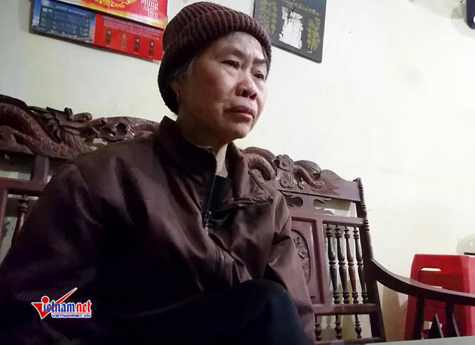 Bà Đỗ Thị Hà bật khóc khi nhớ lại những ngày tháng khốc liệt.