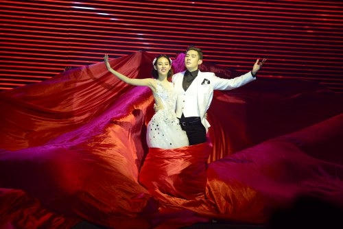 Phí Phương Anh tạo sự bất ngờ ở phần kết với màn đu dây đầy cuốn hút.