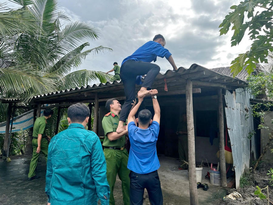 Lực lượng Công an và đoàn viên xã Cái Nước (tỉnh Cà Mau) tích cực hỗ trợ người dân tháo dỡ nhà cũ và khởi công xây dựng nhà nhà mới.