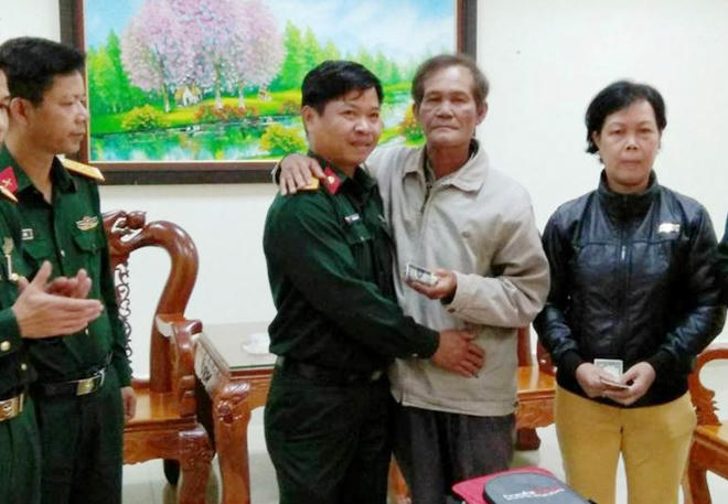 Thượng úy Lê Đăng Linh trao trả lại số tài sản cho vợ chồng ông Huỳnh Tịnh.