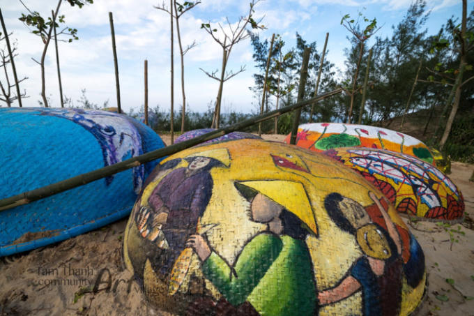 Làng bích họa Tam Thanh cũng có nhiều thay đổi so với lúc mới đầu hoàn thành để phục vụ du khách tốt hơn. Nhiều bức tường, căn nhà tháo dỡ và xây mới. Hay con đường thuyền thúng dựng lên với những chiếc thuyền trang trí đầy ấn tượng, xếp trong khoảng đất trống gần biển tạo nên một khung cảnh thú vị nhưng cũng rất bình yên. Ảnh: Hà Nguyễn.