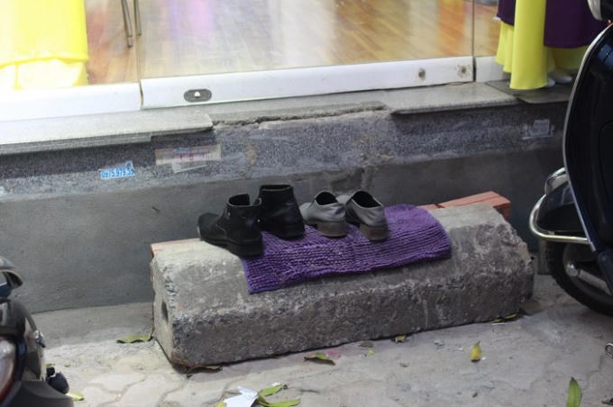 Bục xi măng được lấy từa vỉa hè cũng là một giải pháp tạm thời được người dân lựa chọn.