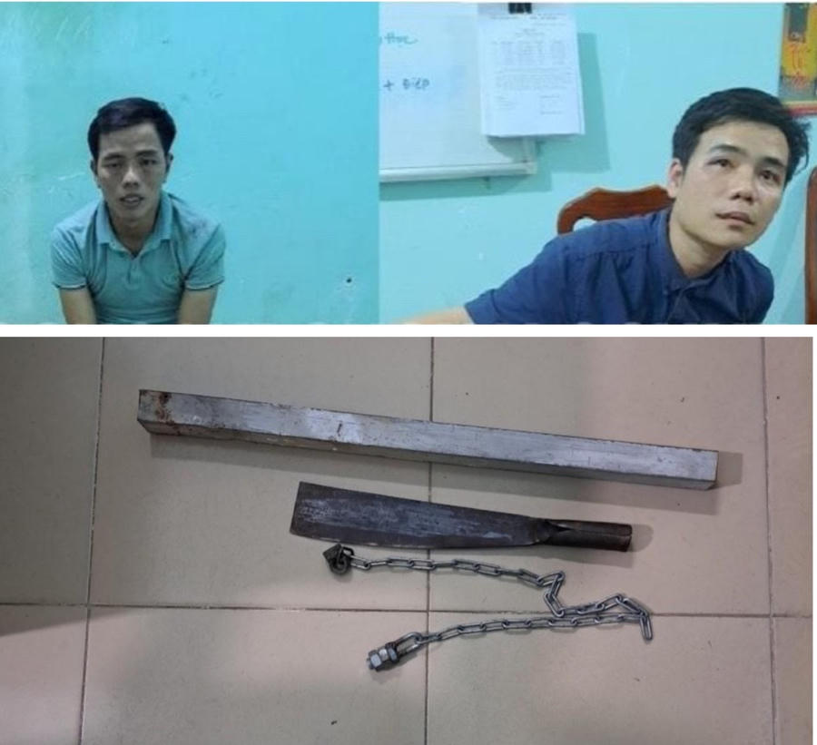 Các đối tượng bị tạm giữ và hung khí được thu giữ trên xe tại trụ sở Công an huyện.