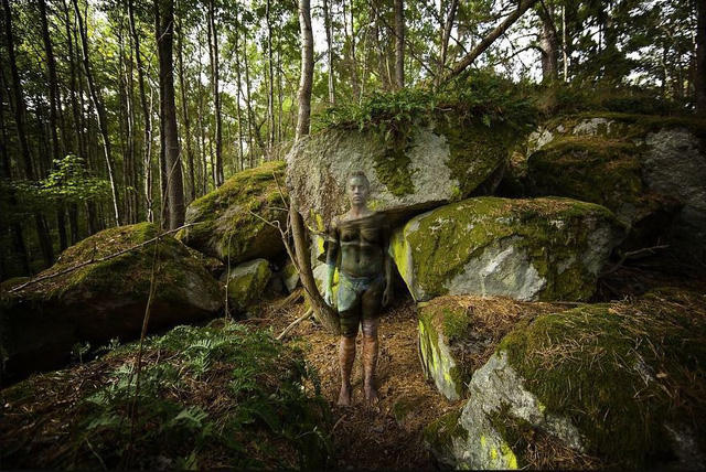 T&agrave;ng h&igrave;nh c&ugrave;ng với nghệ thuật &ldquo;body-painting&rdquo;