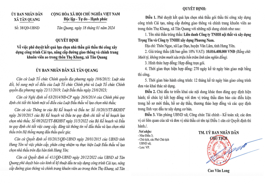 Ông Cao Văn Long - Chủ tịch UBND xã Tân Quang ký quyết định trúng thầu cho Công ty Trọng Tín.
