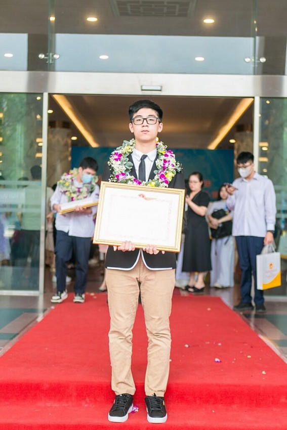 Vũ Nhật Long lớp 9G0 trường THCS – THPT Newton – học sinh tiêu biểu cấp THCS quận Bắc Từ Liêm