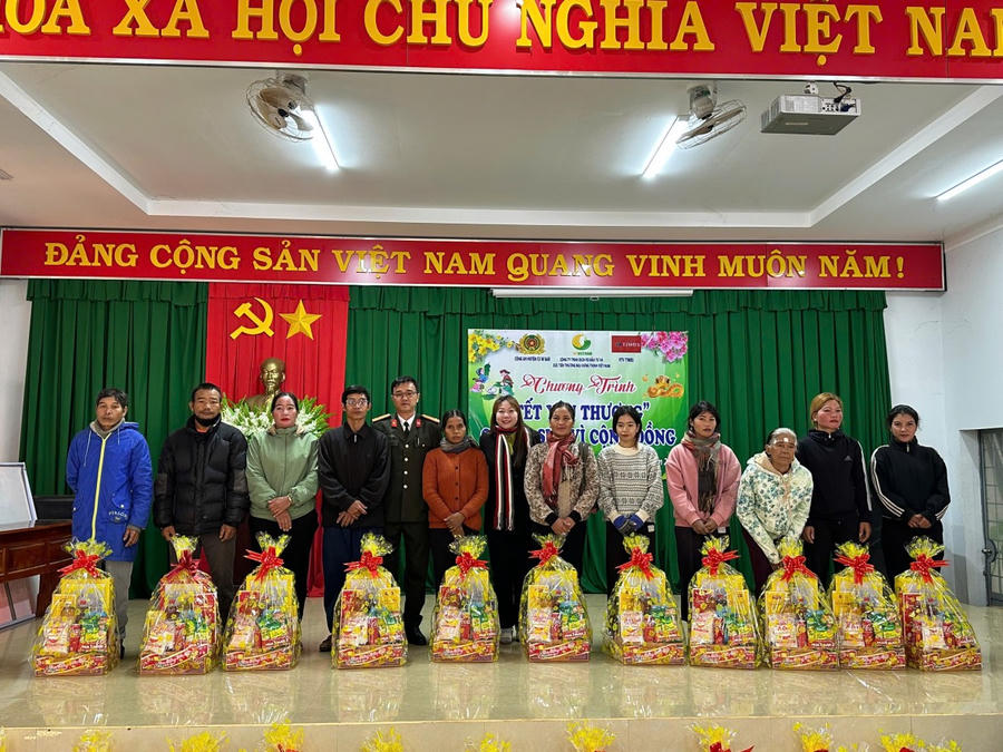 Công an huyện Cư Mgar cùng đại diện các nhà hảo tâm tặng quà cho các gia đình có hoàn cảnh khó khăn dịp Tết Át Tỵ. Ảnh: Thanh Hải