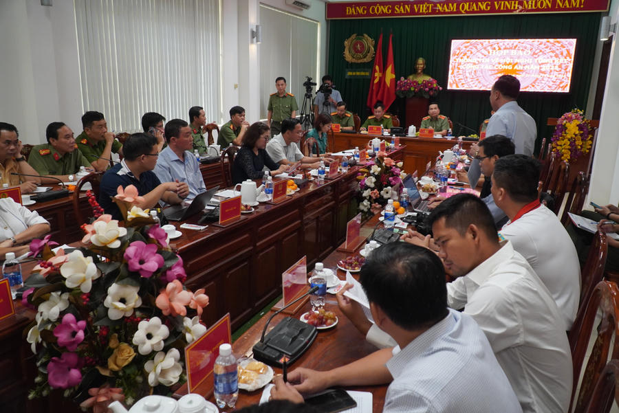 Phóng viên thường trú tại Đồng Nai đặt câu hỏi cùng chia sẻ tại hội nghị