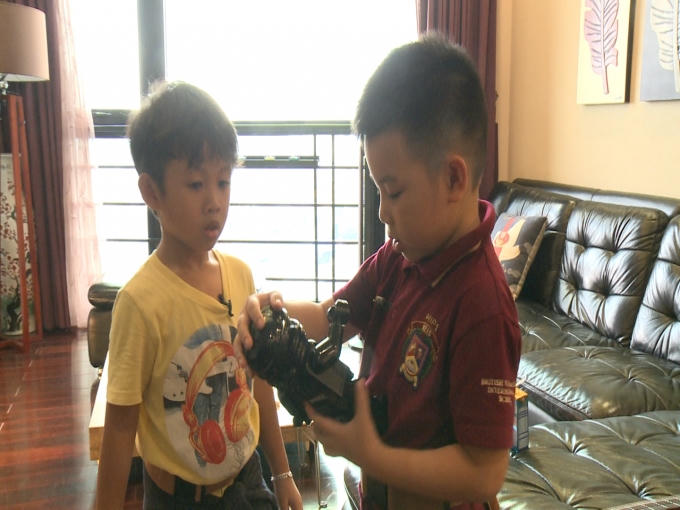 Chia sẻ đồ chơi với nhau.