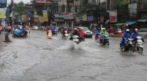 Ngã tư Lý Thường Kiệt - Phan Bội Châu ngập nhẹ, các phương tiện vẫn lưu thông qua được. (Ảnh: Gia Khoa)
