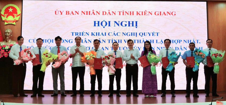 Lãnh đạo Tỉnh ủy, Ủy ban nhân dân tỉnh trao các quyết định cho lãnh đạo các sở, ngành thuộc Ủy ban nhân dân tỉnh Kiên Giang.