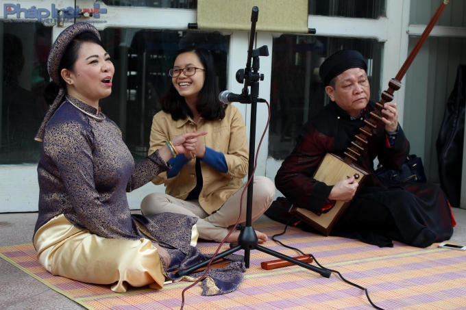 Nghệ nhân Vân Mai hướng dẫn các bạn trẻ hát ca trù. (Ảnh: Đức Biên)