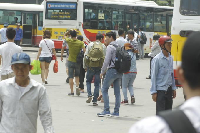 Dòng người ùn ùn “rời đô” về nghỉ lễ 2/9