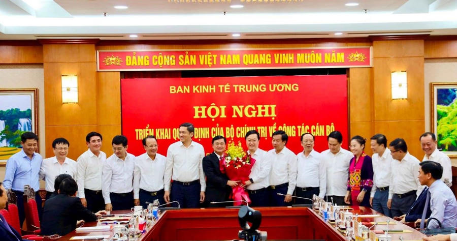 Thường trực, Uỷ viên Ban Thường vụ Tỉnh uỷ Nghệ An chúc mừng ông Thái Thanh Quý.