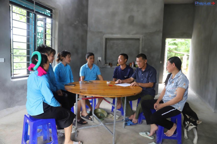 Ông Lỵ vận động bà con nhân dân trong thôn ký Cam kết không vi phạm pháp luật