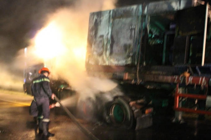 Xe đầu k&eacute;o bỗng dưng ph&aacute;t hỏa tr&ecirc;n Quốc lộ 1A