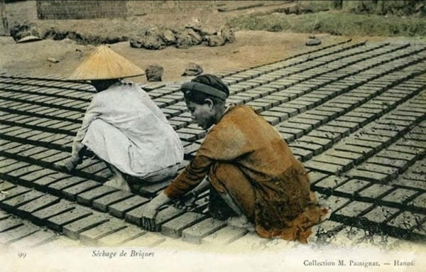 Hai người phụ nữ đang phơi gạch