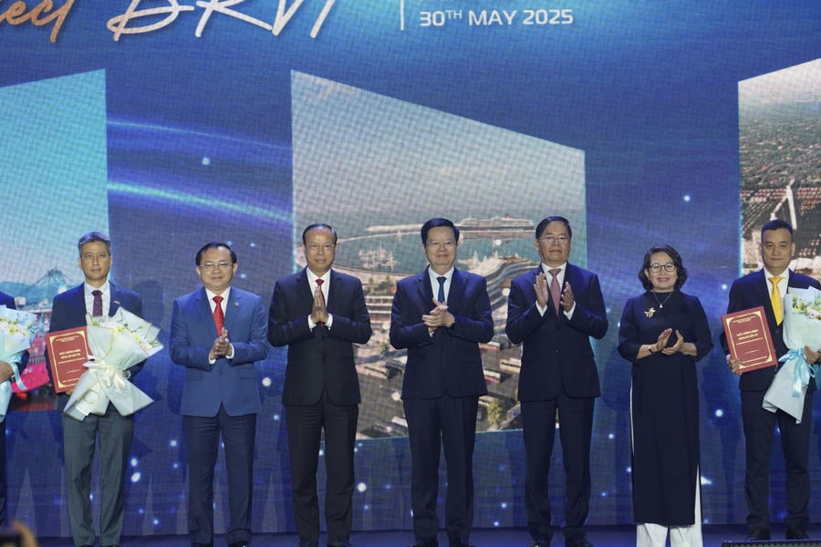 Phó Thủ tướng Mai Văn Chính và lãnh đạo tỉnh Bà Rịa - Vũng Tàu trao giấy chứng nhận đầu tư cho các doanh nghiệp