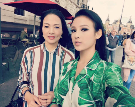 Huyền Baby thường xuyên đi du lịch, nhiều người chỉ nhìn vào mẹ Huyền Baby thôi là có thể đoán vì sao bà lại có ba cô con gái "xinh như mộng".