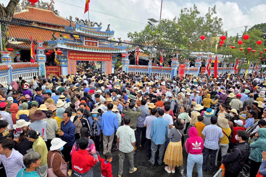 Hàng chục ngàn người dân đổ về tham dự Lễ hội kỷ niệm 157 năm ngày Anh hùng Nguyễn Trung Trực hy sinh