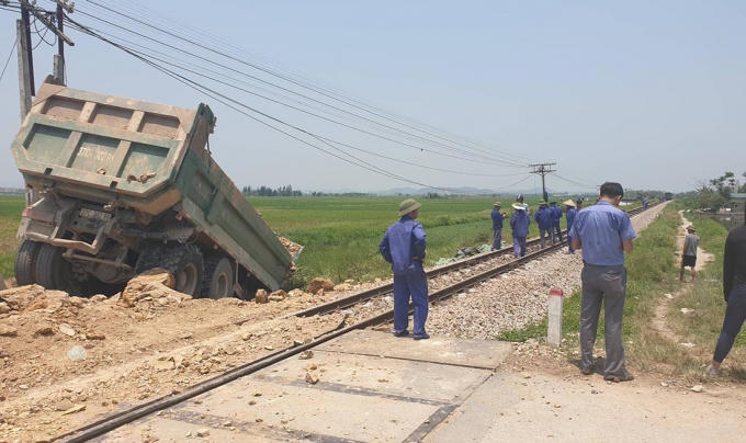 Cán bộ ngành đường sắt đến khắc phục hậu quả sau vụ TNGT