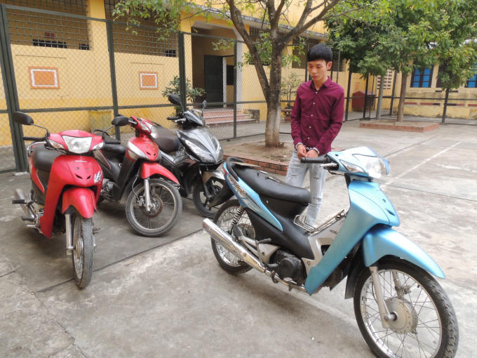 Đối tượng Đỗ Tiến Giáp và tang vật vụ án. (Ảnh Công an Hà Nam)