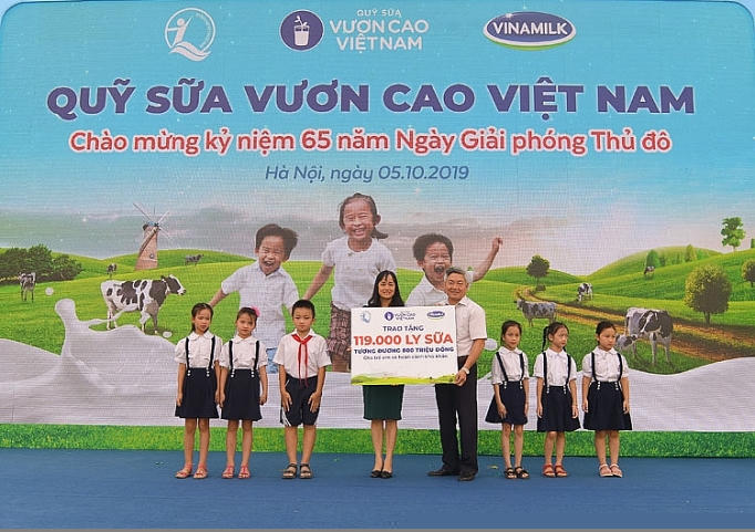 Bà Nguyễn Minh Tâm – Giám đốc Chi nhánh Vinamilk Hà Nội trao tặng bảng tượng trưng 119.000 ly sữa của Quỹ sữa Vươn cao Việt Nam cho hơn 1.300 em học sinh có hoàn cảnh khó khăn tại Hà Nội.