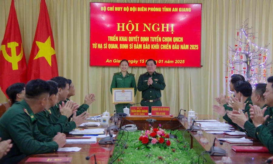 Thượng tá Nguyễn Văn Hiệp, Chính ủy BĐBP tỉnh trao bằng khen cho Hạ sỹ Vũ Thị Quế Trâm.