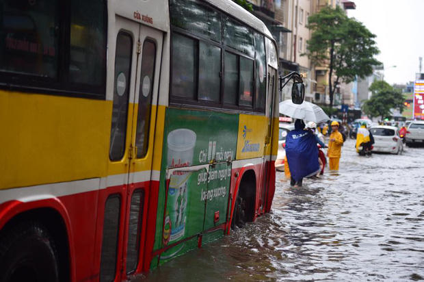 Nước ngập ngang sang tầm thấp của xe buýt.