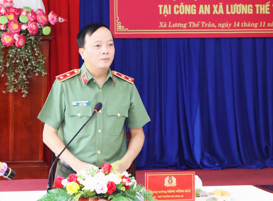 Trung tướng Đặng Hồng Đức - Ủy viên Ban Thường vụ Đảng ủy Công an Trung ương, Thứ trưởng Bộ Công an, phát biểu chỉ đạo tại Công an xã Lương Thế Trân.