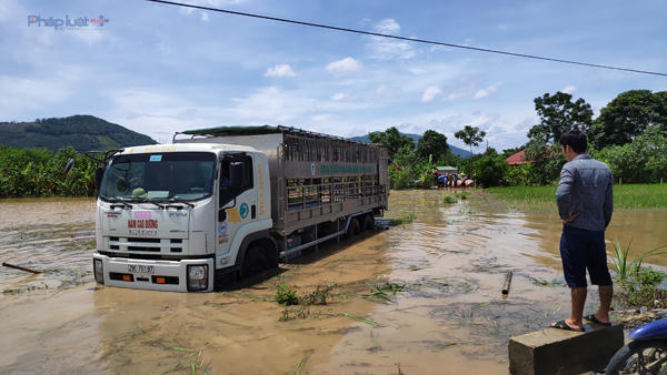 Các phương phiện được huy động bằng mọi cách để ứng cứu tài sản. (Ảnh: A.Thắng)