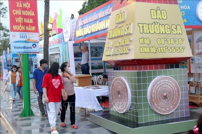 270 hình ảnh, hiện vật được trưng bày tại triển lãm “Di sản văn hóa biển, đảo Việt Nam”. (Ảnh: TTXVN)