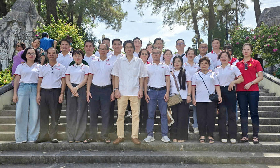 Đoàn công tác Báo Pháp luật Việt Nam chụp ảnh lưu niệm tại Nghĩa trang liệt sĩ Quốc gia Trường Sơn. Ảnh: PV