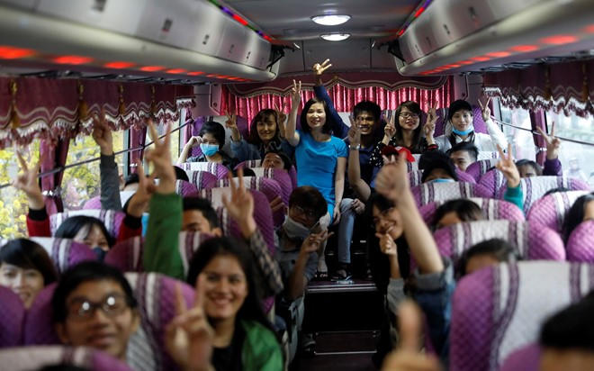 Bà Huỳnh Thị Xuân Liên, Phó Tổng Giám đốc cấp cao của Công ty TNHH Nước giải khát Suntory PepsiCo Việt Nam trực tiếp trao vé và trò chuyện với các sinh viên. Bà Xuân Liên chia sẻ: