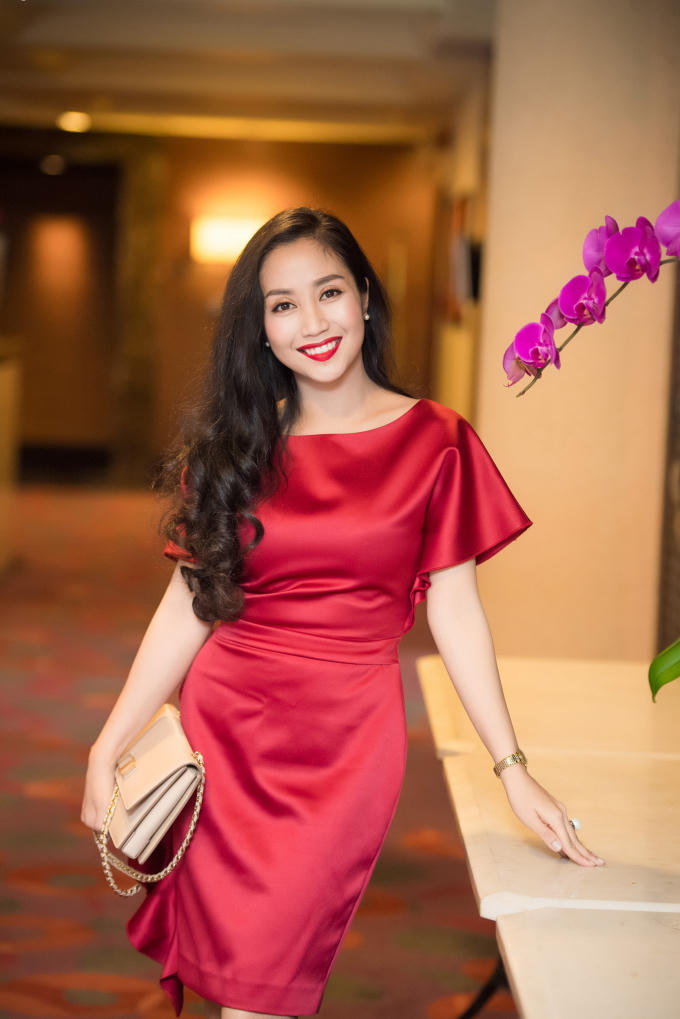 &Aacute; Hậu T&uacute; Anh khoe nhan sắc ngọt ng&agrave;o trong chiếc đầm của L&ecirc; Thanh H&ograve;a