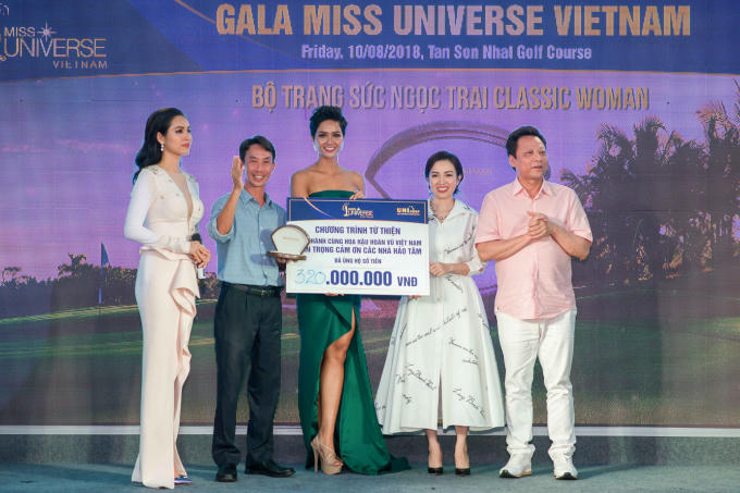 Hoa hậu H’Hen Niê và Á hậu Mâu Thủy đấu giá từ thiện Hoa hậu Hoàn vũ Việt Nam