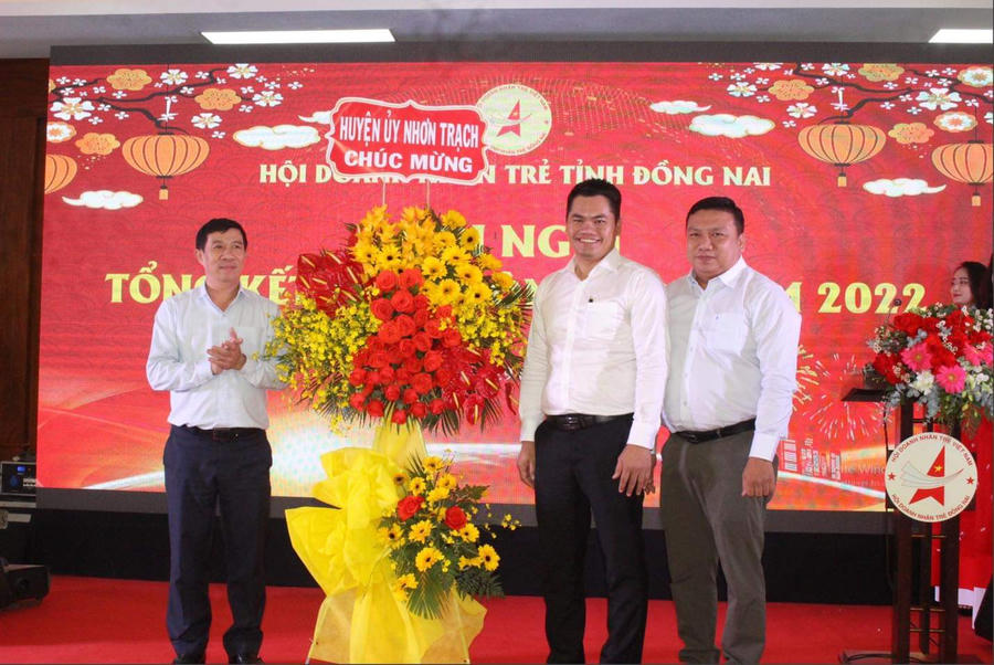 Lãnh đạo địa phương gửi hoa chúc mừng hội nghị.