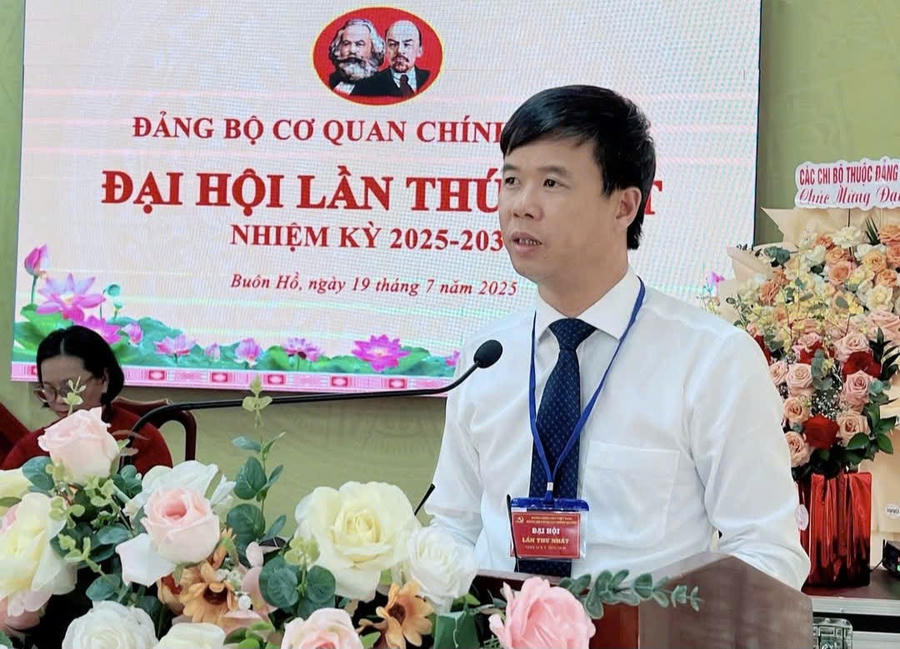 Chủ tịch UBND phường Buôn Hồ Nguyễn Ngọc Hùng phát biểu tại Đại hội Đảng bộ phường Buôn Hồ nhiệm kỳ 2025-2030.