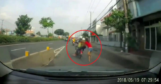 Người phụ nữ bị nh&oacute;m cướp giật t&uacute;i x&aacute;ch rồi d&ugrave;ng dao đ&acirc;m trọng thương-ảnh minh họa.