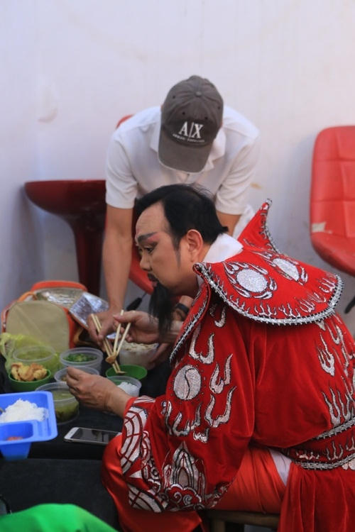 Danh hài Chí Tài ăn uống đầy đủ ở hậu trường, khác với bữa ăn tạm bợ, nhanh chóng của các nghệ sĩ khác.