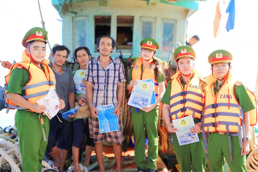 Công an xã Sông Đốc trực tiếp phát tờ rơi, tuyên truyền quy định pháp luật về phòng, chống khai thác IUU đến ngư dân trên địa bàn.